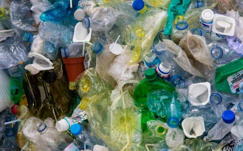 Nuova plastica indistruttibile e riciclabile: svolta nei materiali