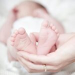 Foto di Rene Terp: https://www.pexels.com/it-it/foto/primo-piano-delle-mani-che-tengono-i-piedi-del-bambino-325690/