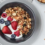 Foto di Fer Martinez Gonzalez: https://www.pexels.com/it-it/foto/salutare-tavolo-frutta-cereali-8063448/