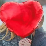 Foto innamorati - Foto di Natalie Bond: https://www.pexels.com/it-it/foto/coppia-mano-nella-mano-con-palloncino-cuore-rosso-1445903/