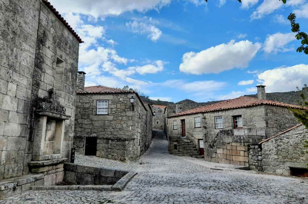 Sortelha - Foto di Pedro V Garrett: https://www.pexels.com/it-it/foto/affascinante-vista-sulla-strada-del-villaggio-di-sortelha-portogallo-28773851/