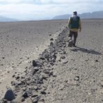 Il professor Masato Sakai osserva le linee di Nazca dalla pianura durante le sue ricerche sul campo. - Crediti foto: Masato Sakai