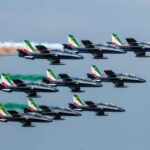 Foto di Sergio Scandroglio: https://www.pexels.com/it-it/foto/spettacolo-acrobatico-aereo-con-jet-tricolori-30511094/