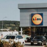 Lavora con Lidl - Foto di Marjan Blan: https://www.pexels.com/it-it/foto/auto-ristorante-bar-architettura-6395249/