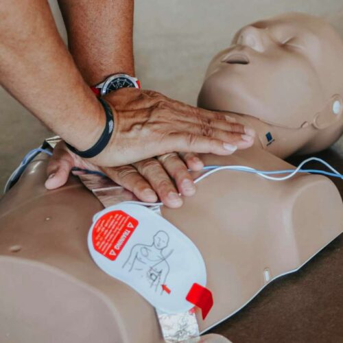 Defibrillatori pubblici: in caso di emergenza il 70% non è accessibile