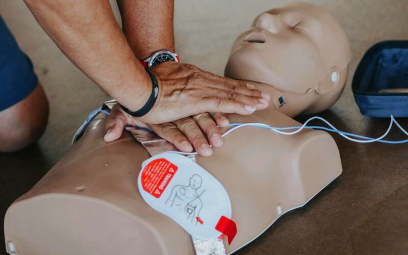 Defibrillatori pubblici: in caso di emergenza il 70% non è accessibile