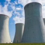 Un impianto nucleare - Foto di Rob: https://www.pexels.com/it-it/foto/smog-stazione-camini-energia-12276056/